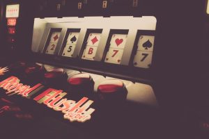 尊龙凯时深度解析：英超争冠战术与LOL电竞观赛全攻略
