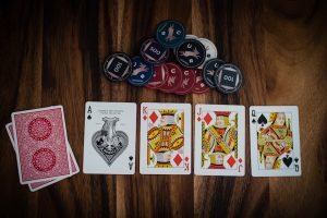 尊龙凯时深度解析：百家乐玩法与英超实时互动观赛指南